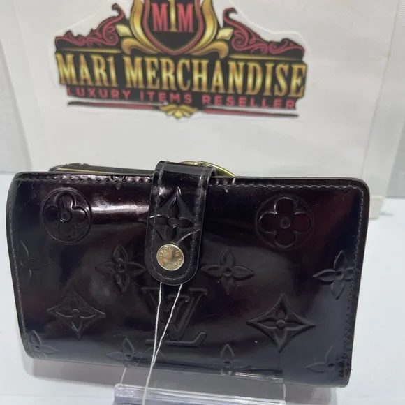 Louis Vuitton Kisslock Wallet in Amarante, preloved. - Picture 13 of 16